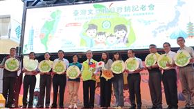 農糧署文旦外銷日本記者會台灣文旦外銷日本，農糧署22日在台灣省青果運銷合作社台中分社舉辦啟動儀式，農糧署長胡忠一（左6）等人出席。中央社記者趙麗妍攝  111年8月22日