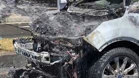 ▲台東市馬亨亨大道一輛休旅車燒到車頭焦黑。（圖／記者王浩原攝影）