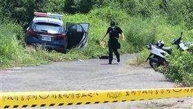 台南殺警案現場封鎖蒐證台南市2名員警22日上午疑似追緝贓車時，在安南區北汕尾三路遭攻擊傷重不治，警方隨後封鎖現場蒐證調查。（讀者提供）中央社記者楊思瑞台南傳真  111年8月22日