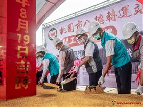 桃園市長鄭文燦2022年8月19日前往八德區，出席「桃園市八德轉運站新建工程開工動土典禮」。(圖/桃園市政府)