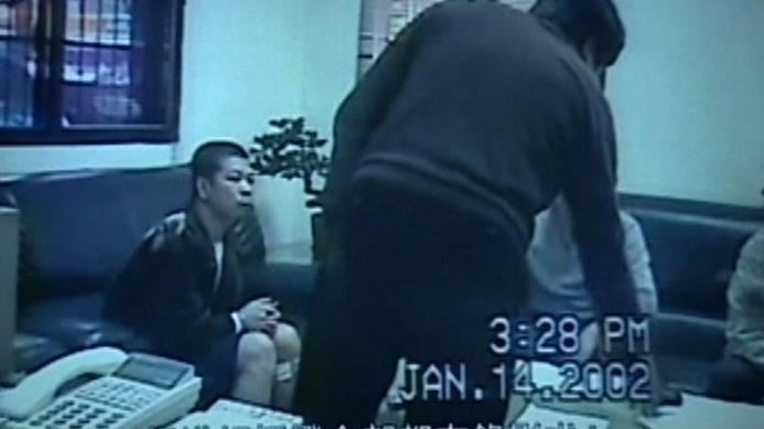 槍戰警中兩槍殉職　死囚逆轉判無罪
