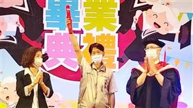 畢業生李金娥過世  宜縣府代領畢業證書宜蘭縣高齡生活大學22日舉行畢業典禮，其中阿嬤李金娥3月過世，縣府社會處長林蒼蔡（中）代領畢業證書後，高舉著畢業證書獻給在天上的李金娥。（宜蘭縣政府社會處提供）中央社記者王朝鈺傳真  111年8月22日