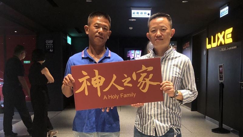 𨑨迌囡仔抱百萬獎回家　家人全看哭