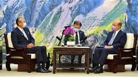 行政院長蘇貞昌今(22)日接見日本「日華議員懇談會」會長古屋圭司眾議員一行。（圖／行政院提供)
