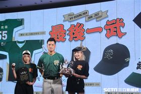 潘武雄引退賽周邊商品。（圖／記者蔡厚瑄攝影）