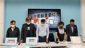 國民黨團23日為殉職警默哀。（國民黨提供）