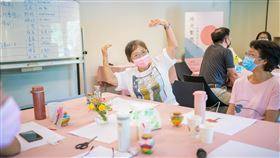 人權館開工作坊  政治受難者家屬述說生命故事國家人權博物館舉行「時光繫憶故事分享工作坊」，工作坊成員涂貴美（中）的先生徐代德曾因義民中學案入獄，出獄後兩人相互扶持，丈夫過世後，涂貴美也將小愛化大愛，投入台灣地區政治受難人互助會，關懷其他受難者。（國家人權博物館提供）中央社記者趙靜瑜傳真  111年8月23日