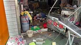 新／貨車撞機車衝紅豆餅攤　1死2傷（圖／翻攝畫面）