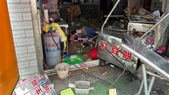 貨車撞死騎士　肇逃後撞進紅豆餅攤