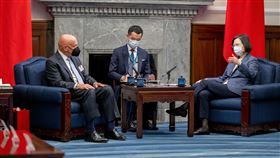 蔡英文總統今（23）日上午接見美國史丹福大學胡佛研究所「台灣在印太地區計畫」專家學者訪問團。（圖／總統府提供)