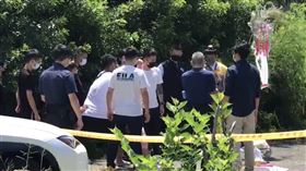 台南2警遭殺害  家屬命案現場招魂台南市警察局員警(二余)明誠、曹瑞傑遇襲雙亡，凶嫌林信吾落網；殉職員警家屬23日上午到命案現場進行招魂儀式，場面哀戚。（讀者提供）中央社記者李卉婷傳真  111年8月23日
