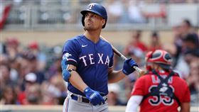 ▲勞爾（Nathaniel Lowe）一壘平飛球變成3殺。（圖／美聯社／達志影像）