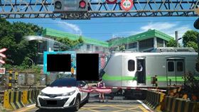 轎車卡平交道！他一看是女駕駛「吐這句」　全場怒：可悲