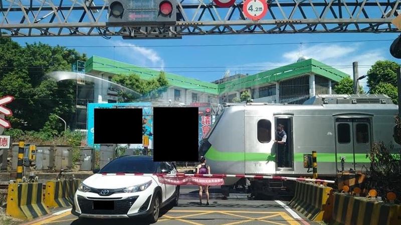 女駕駛卡平交道　他「吐這句」全場怒