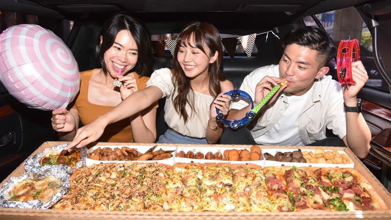 必勝客1M披薩開賣！加碼搭禮車開趴