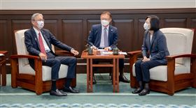 蔡英文總統今（23）日上午接見「日華議員懇談會」會長古屋圭司眾議員訪台團。（圖／總統府提供）