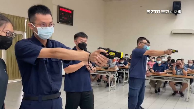 憂嫌犯近身攻擊　警練「拋射電擊槍」