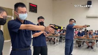 憂嫌犯近身攻擊　警練「拋射電擊槍」