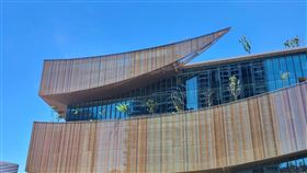 桃園市立圖書館新總館（1）桃園市政府表示，桃園市立圖書館新總館座落在桃園藝文廣場，外觀是由日本頂尖建築師設計的「生命樹」；新總館分為圖書館棟及電影院棟，圖書館棟將成為國內規模最大的圖書館，提供上百萬冊館藏圖書。（桃園市文化局提供）中央社記者葉臻傳真  111年8月23日