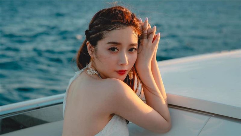 最強小三泳裝照流出　逆天美腿網暴動