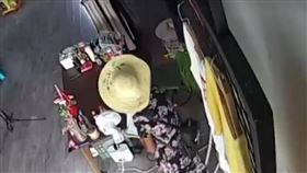 暑假作業真的被偷了！女客進店內整疊拿走 男孩嘆：來不及▲（圖／翻攝自江蘇新聞微博）