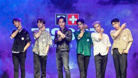 「謝坤達」時髦出席，並攜手原子少年地球的「周祖安」、「林佳辰」、「林煥鈞」、「周子翔」和「黃文廷」（圖／品牌提供）