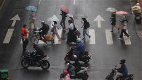 週末午後雷陣雨恐更劇烈（3）中央氣象局24日表示，整體來說，民眾這個週六、週日上午必須注意防曬、下午則要防雨，兩天都有可能出現大雷雨現象。圖為24日傍晚台北東區雨勢趨緩，街頭人車往來。中央社記者趙世勳攝  111年6月24日