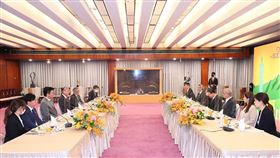 吳釗燮午宴日華懇訪團外交部長吳釗燮款宴「日華議員懇談會」會長古屋圭司眾議員（左中）。（外交部提供）中央社記者黃雅詩傳真  111年8月23日