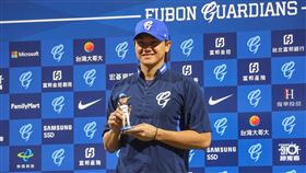 ▲江少慶搖頭公仔。（圖／富邦悍將球團提供）