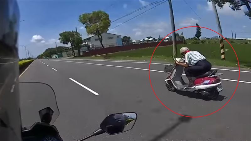 阿伯「趴車」飆速！重機也認輸網笑翻