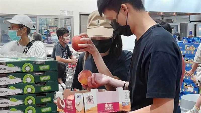 好市多買水蜜桃捏還摔！嗆1句惹眾怒