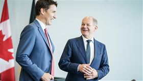 加拿大總理杜魯道（左）、德國總理蕭茲（右）。（圖／翻攝自
Bundeskanzler Olaf Scholz推特）