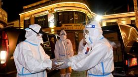 中國官方公布，西藏無症狀感染人數增至首位，疫情外溢至少7省。圖為14日西藏拉薩志願者送抗疫物資給防疫人員。（圖／中新社）
