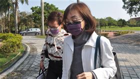 林姿妙女兒涉弊案  宜蘭地院更裁40萬元交保宜蘭縣長林姿妙的女兒林羿伶（右）涉弊案，檢方聲請羈押後，台灣宜蘭地方法院裁定請回，但檢方提抗告，台灣高等法院裁定發回地院更裁；宜蘭地院4日更裁，以新台幣40萬元交保。中央社記者沈如峰宜蘭縣攝  111年3月4日
