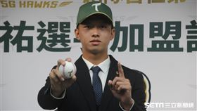 台鋼雄鷹隊史首位狀元郎、也是首位正式球員曾子祐，將披1號戰袍。（圖／記者蔡厚瑄攝影）