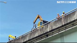 國1車禍　1男噴飛高架橋摔地面