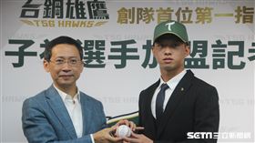 台鋼雄鷹24日幫隊史首位球員曾子祐舉行加盟記者會。（圖／記者蔡厚瑄攝影）