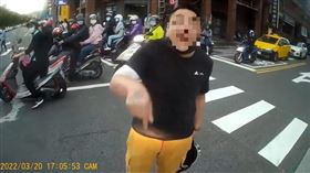 闖紅燈又逆向！基隆男被叭爆氣　攔車掏棒嗆：沒遇過壞人？