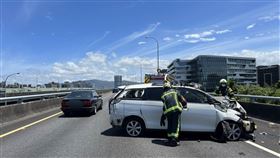 國道一號事故，60多歲男性從高架橋摔落內湖地面，當場沒有生命跡象。（圖／翻攝畫面）