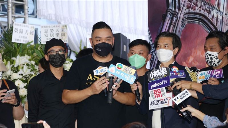 《新兵》演員齊聚　送別艾成最後一程