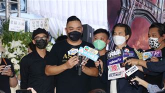 《新兵》演員齊聚　送別艾成最後一程