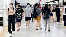 新加坡鬆綁室內口罩令新加坡疫情穩定，29日起鬆綁室內口罩令，僅限醫療場所及搭乘大眾運輸工具時才強制戴口罩。圖為當地一家商場內的人潮。圖攝於23日。中央社記者侯姿瑩新加坡攝  111年8月24日