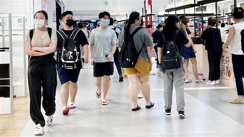 星鬆綁口罩令　僅大眾運輸醫院強制戴