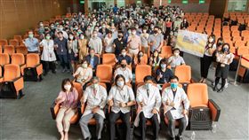 第一排左起清華大學陳韻晶主任、長庚醫療財團法人翁文能研發長、臺北科技大學范政揆副研發長、林口長庚紀念醫邱政洵副院長、新北市立土城醫院魏國珍副院長。（圖／長庚醫院提供）