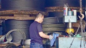 6月工業生產指數年增0.73%（1）受惠中國逐步解封等因素，經濟部25日公布6月工業生產指數136.04，年增0.73%，其中製造業指數137.81，年成長0.51%，不僅創下連29紅紀錄，指數也寫下歷年同月新高。圖為高雄市鹽埕區電纜線製造業工作情形。中央社記者董俊志攝  111年7月25日