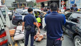 雲林斗六家樂福前「警匪槍戰」　現場三車對撞傳多人受傷（圖／翻攝畫面）