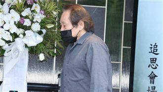 一路看余苑綺長大　張魁現身靈堂悲嘆