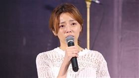 王瞳彈琴伴奏艾成的歌曲《我在這裡》。（圖／記者楊澍攝影）