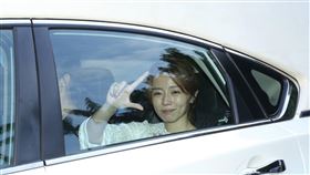 王瞳捧著艾成的照片離開現場。（圖／記者楊澍攝影）