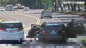 北市卓男打開右後車門進入車內，並從後勒住女車主脖子行搶包包。（圖／翻攝畫面）
